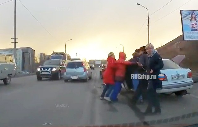 В Красноярске участники ДТП устроили потасовку на проезжей части
