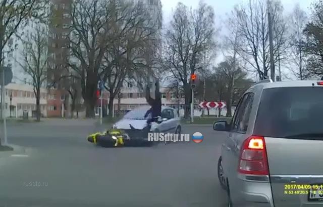 Женщина на «Пежо» не уступила дорогу мотоциклу в Гродно
