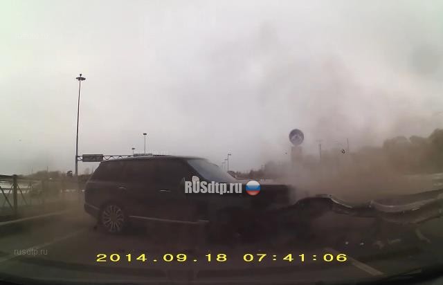 В Петербурге Land Rover врезался в разделительное ограждение