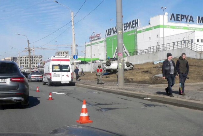 В Санкт-Петербурге автомобиль насмерть сбил двоих пешеходов