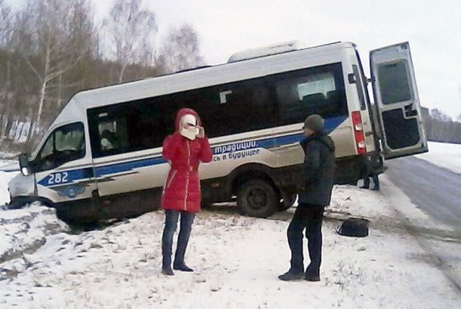 Под Омском в ДТП с маршруткой погибла 5-летняя девочка. Пострадали 9 человек