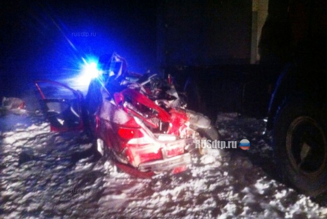 В ХМАО в ДТП с участием легкового автомобиля и грузовика погибли 4 человека