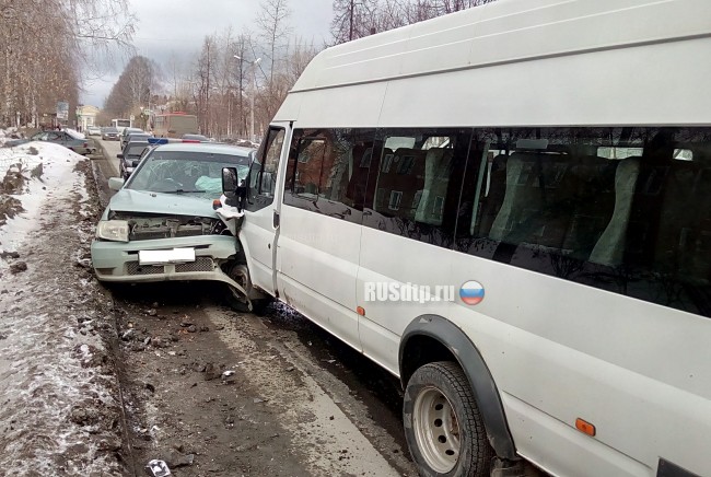 В Ревде уснувший за рулем водитель маршрутки совершил ДТП