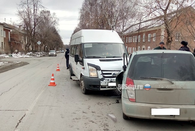 В Ревде уснувший за рулем водитель маршрутки совершил ДТП