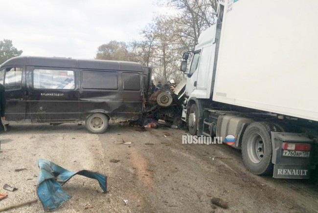 В Крыму фура сбила троих дорожных рабочих. Один человек погиб