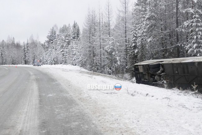 Пассажирский автобус вылетел с дороги и перевернулся в Свердловской области