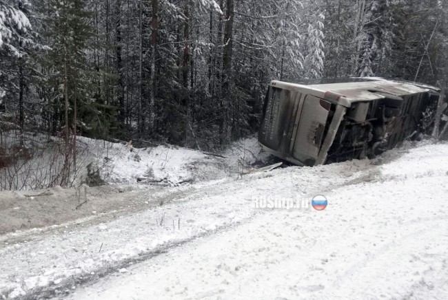 Пассажирский автобус вылетел с дороги и перевернулся в Свердловской области