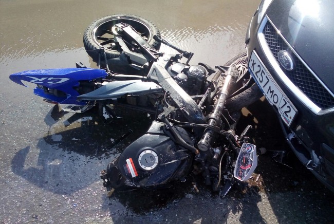 Пьяный мотоциклист без прав столкнулся с двумя автомобилями в Тюмени