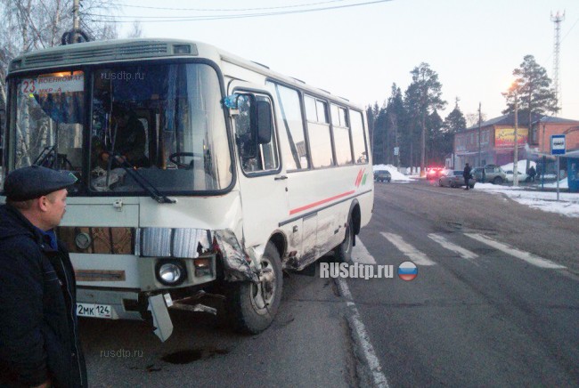 В Лесосибирске пьяный водитель без прав столкнулся с автобусом