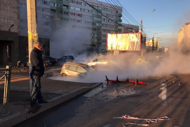 В Петербурге десятки автомобилей залило кипятком в результате коммунальной аварии