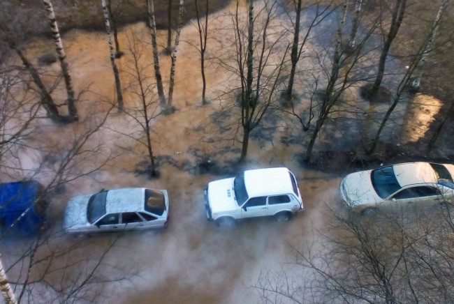 В Петербурге десятки автомобилей залило кипятком в результате коммунальной аварии