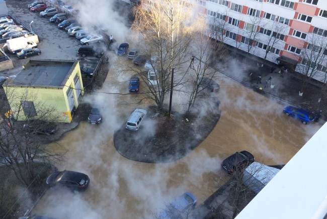 В Петербурге десятки автомобилей залило кипятком в результате коммунальной аварии