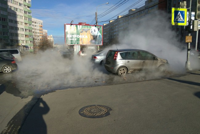 В Петербурге десятки автомобилей залило кипятком в результате коммунальной аварии