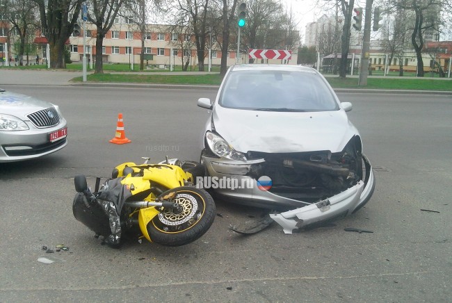 Женщина на «Пежо» не уступила дорогу мотоциклу в Гродно