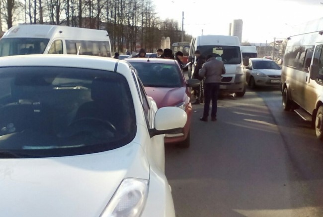 В Чебоксарах водитель маршрутки устроил массовое ДТП