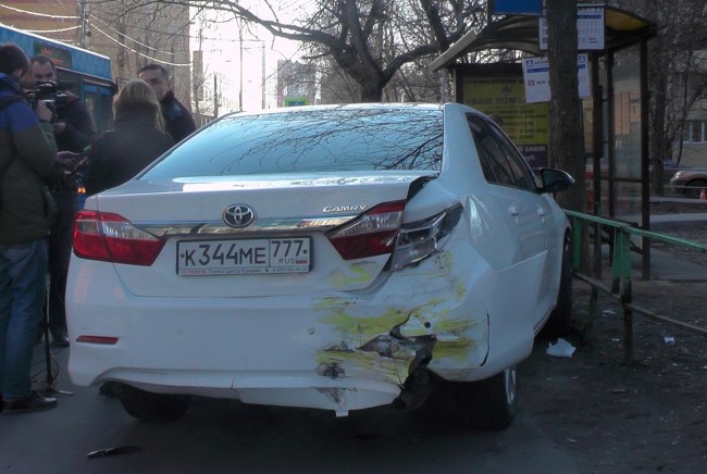Три пешехода пострадали после наезда автомобиля на остановку в Москве