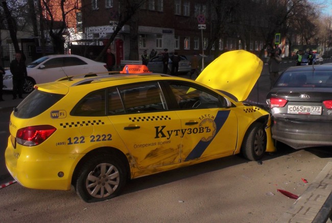Три пешехода пострадали после наезда автомобиля на остановку в Москве