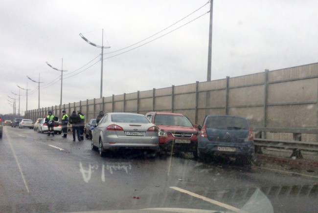 Около 20 автомобилей столкнулись на Носовихинском шоссе