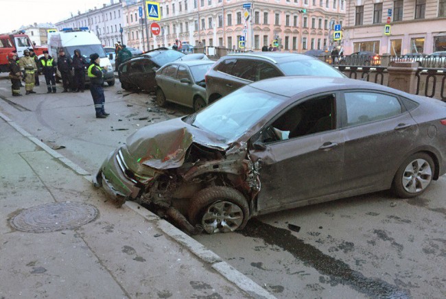 Пьяный водитель устроил погром на канале Грибоедова и пытался сбежать с места ДТП