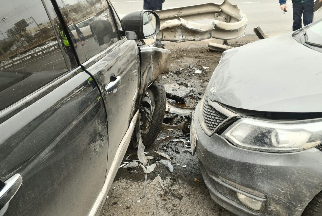 В Петербурге Land Rover врезался в разделительное ограждение