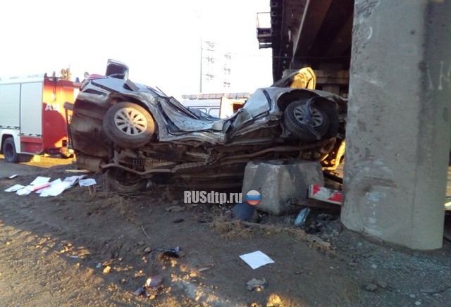«Subaru Impreza» столкнулся с опорой моста в Череповце. Погибли водитель и пассажир