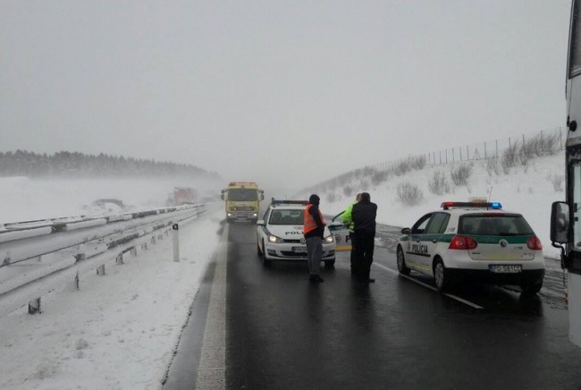 В Словакии во время снегопада столкнулись более 30 транспортных средств