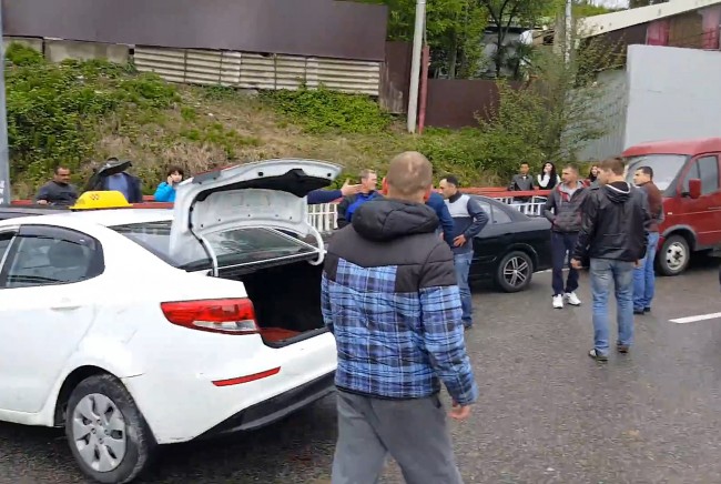 Таксист сбил троих детей на улице Яна Фабрициуса в Сочи
