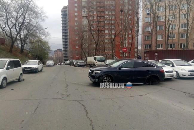 Во Владивостоке девушка разбила 11 машин, спасая кошку