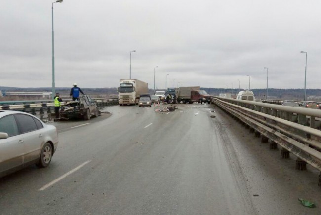 Два человека погибли в ДТП на Красавинском мосту в Перми
