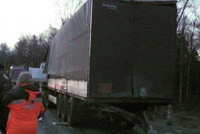 Движение на Минском шоссе полностью перекрыли из-за крупного ДТП с большегрузами