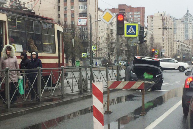 В Петербурге мусоровоз столкнулся с пятью автомобилями