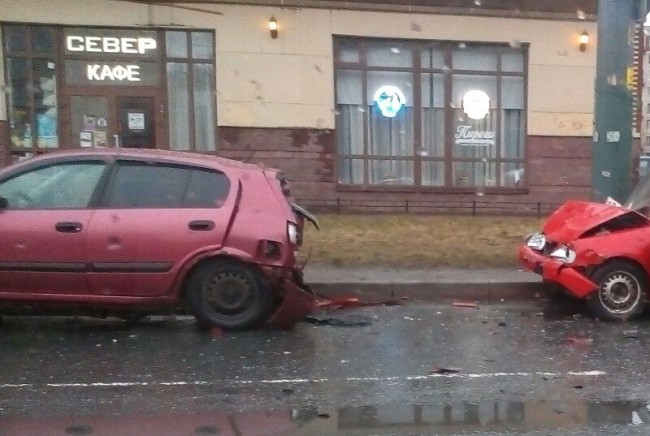 В Петербурге мусоровоз столкнулся с пятью автомобилями