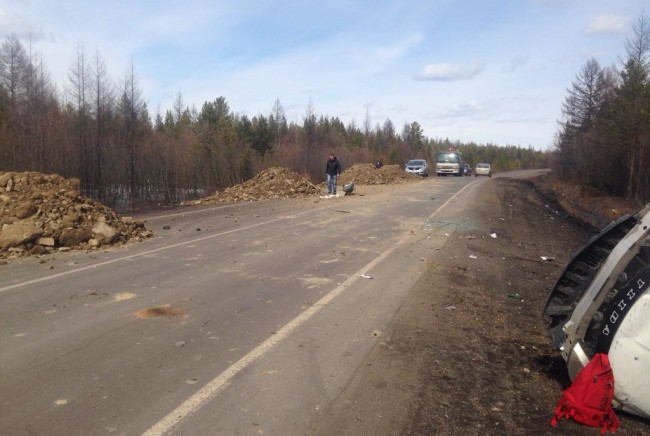 В Якутии Nissan Tiida налетел на дорожную насыпь