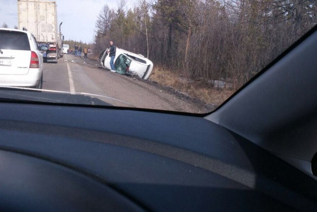 В Якутии Nissan Tiida налетел на дорожную насыпь