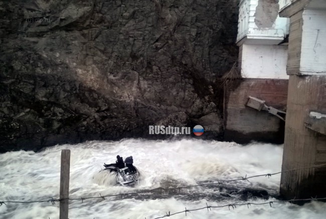 В Свердловской области пьяная компания на автомобиле упала с моста в реку