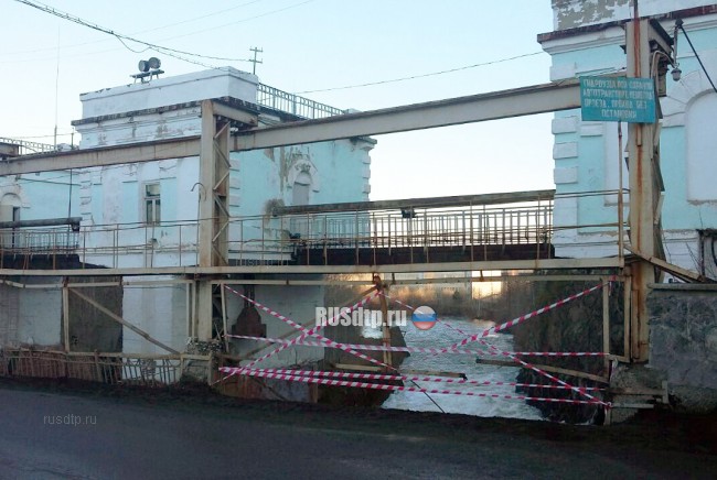 В Свердловской области пьяная компания на автомобиле упала с моста в реку