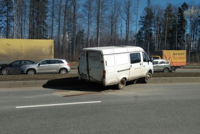 В Петербурге в результате ДТП загорелся грузовик. Один человек погиб и двое пострадали