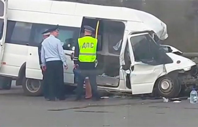 На трассе М-2 в Подмосковье в ДТП с микроавтобусом погибли два человека
