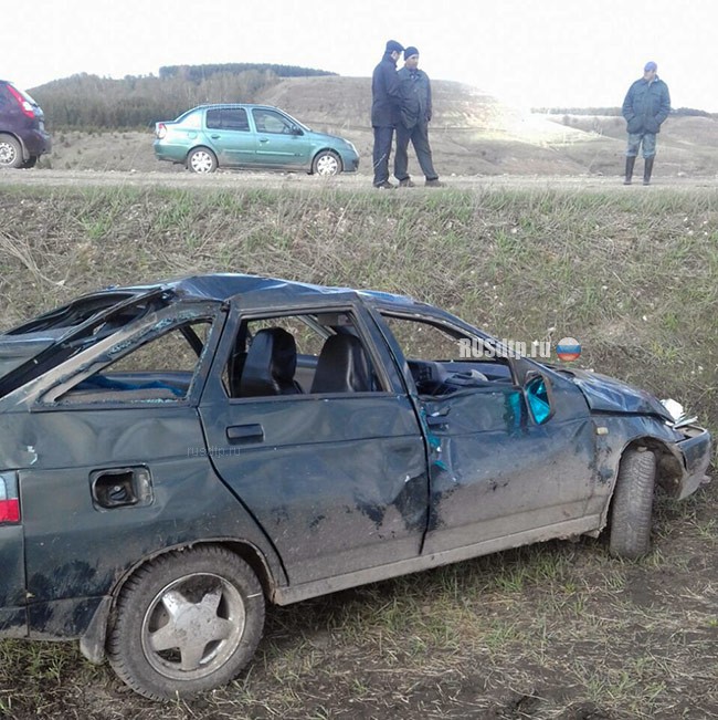 В Башкирии перевернулся автомобиль с детьми. Погиб человек