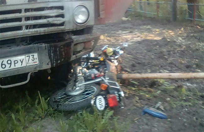 В Ульяновской области двое подростков на мотоцикле угодили под КАМАЗ