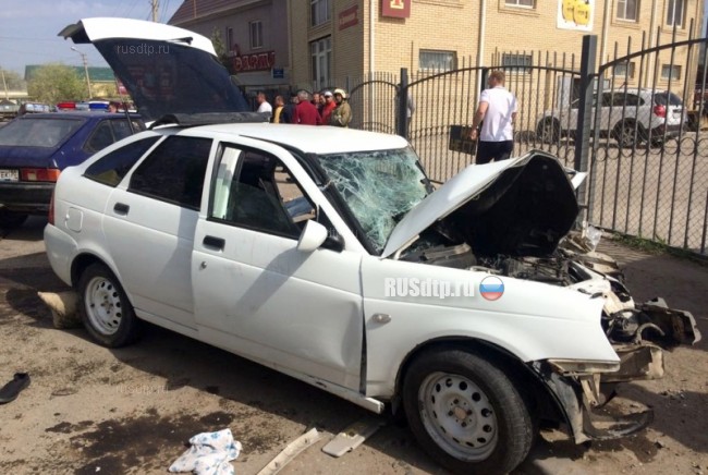 В Астрахани «Лада Приора» столкнулась с двумя грузовиками. Один погиб и трое пострадали