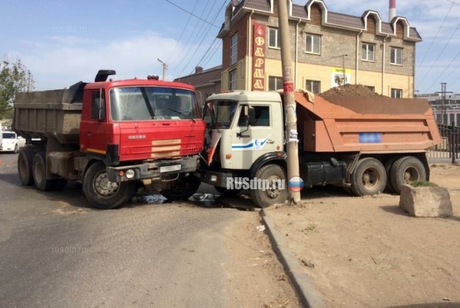В Астрахани «Лада Приора» столкнулась с двумя грузовиками. Один погиб и трое пострадали