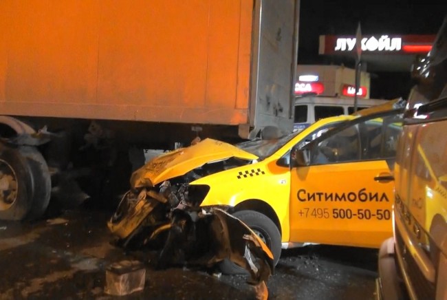 Водитель и две пассажирки такси погибли в ДТП на МКАД