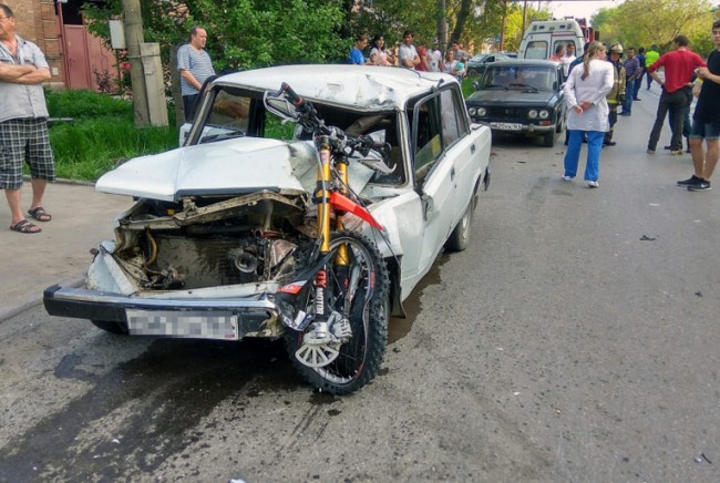 Двое мотоциклистов попали в ДТП в Таганроге