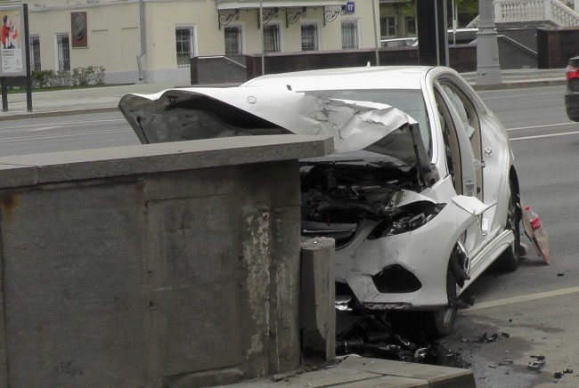 Один человек погиб и двое пострадали в ДТП на Новинском бульваре в Москве
