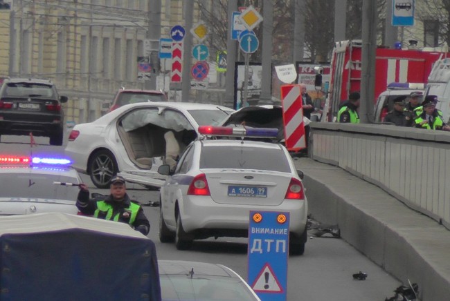 Один человек погиб и двое пострадали в ДТП на Новинском бульваре в Москве