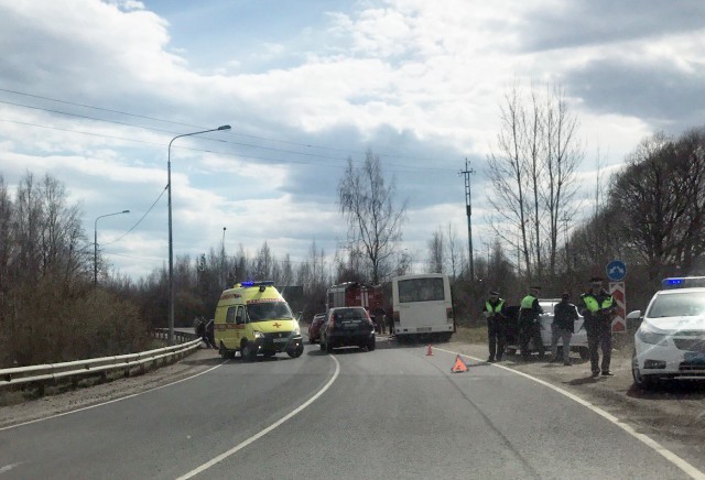В ДТП с участием автобуса под Петербургом пострадали 10 человек