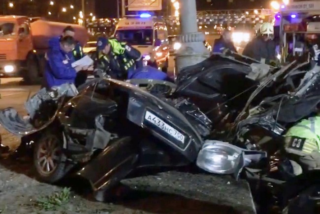 Автомобиль врезался в столб на Дмитровском шоссе. Трое погибли