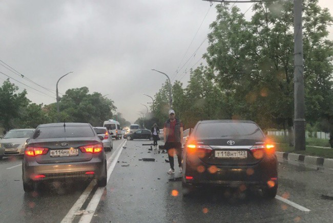 Семь автомобилей столкнулись на Анапском шоссе в Новороссийске. ВИДЕО