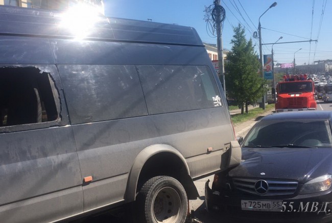 В Омске в ДТП с маршруткой пострадали 11 человек